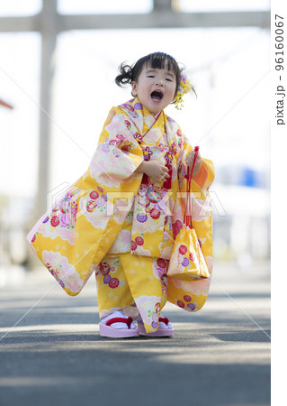 七五三のお参りをする着物を着た笑顔の女の子 96160067