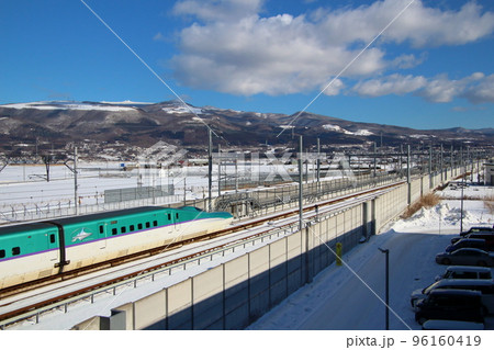 冬晴れの新函館北斗駅を出発する北海道新幹線H5系 冬晴れの新函館北斗駅を出発する北海道新幹線H5系 96160419
