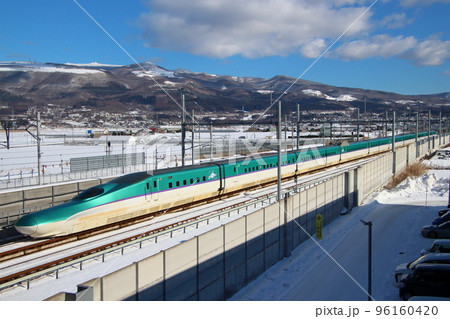 冬晴れの新函館北斗駅を出発する北海道新幹線H5系 冬晴れの新函館北斗駅を出発する北海道新幹線H5系 96160420