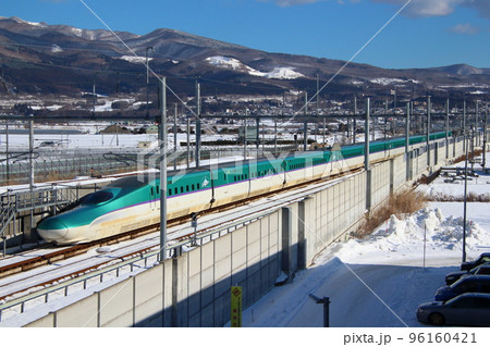 冬晴れの新函館北斗駅を出発する北海道新幹線H5系 96160421
