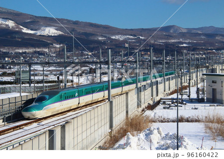 冬晴れの新函館北斗駅を出発する北海道新幹線H5系 冬晴れの新函館北斗駅を出発する北海道新幹線H5系 96160422