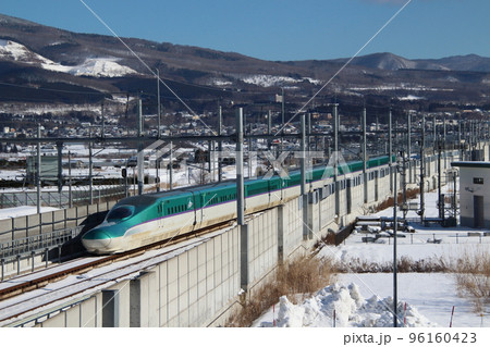 冬晴れの新函館北斗駅を出発する北海道新幹線H5系 96160423