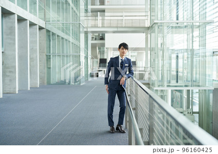 スーツスタイルの男性ポートレート 96160425