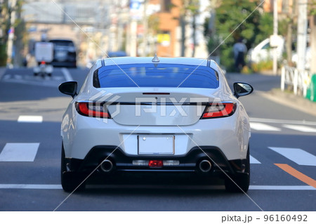 街中を走るスポーツカー　イメージ 96160492