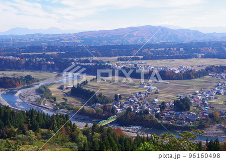新潟県津南町にある川の展望台からの眺望 96160498