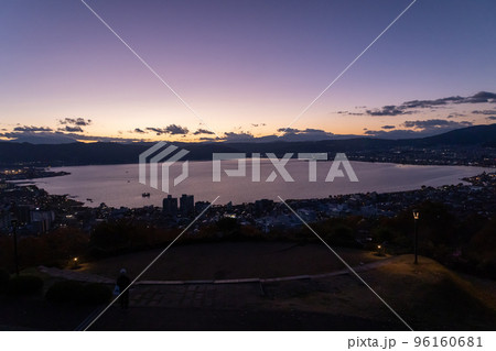 立石公園から見る諏訪湖の夕景　長野県諏訪市 96160681