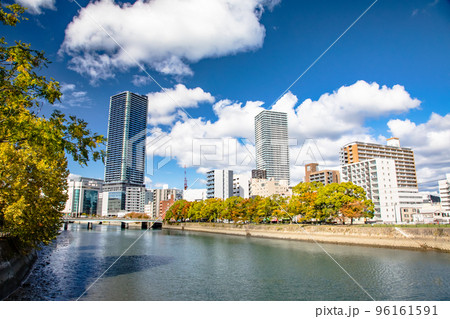 広島駅近隣の荒神橋西詰付近の的場町から東方面の西荒神町方面を展望しています。広島県 96161591