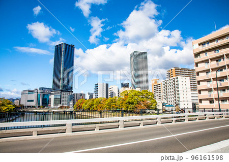 西蟹屋町と的場町に架かる大正橋から広島駅前通りのビッグフロントビル方面を展望しています。広島県 96161598