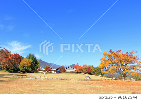秋の安曇野ちひろ公園 96162544