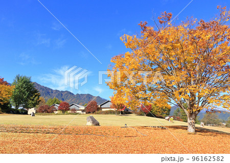 秋の安曇野ちひろ公園 96162582