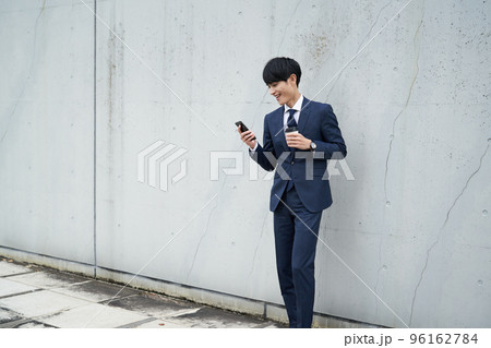 スマートフォンを見て喜ぶ男性 96162784