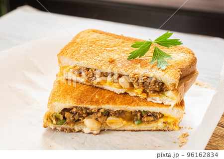 キャンプ飯　カレーホットサンド 96162834