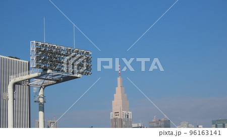都会の空と球場の照明 都会の空と球場の照明 96163141