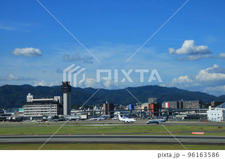 伊丹スカイパークから見た夏晴れの大阪国際空港(伊丹空港) 96163586