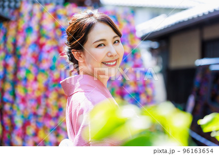 京都観光をする着物姿の女性 京都観光をする着物姿の女性 96163654