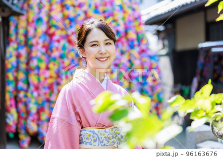 京都観光をする着物姿の女性 96163676