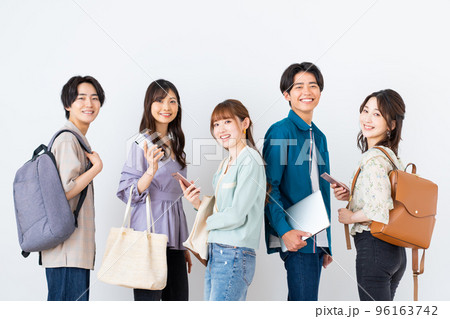 若い男女の人々 若い男女の人々 96163742