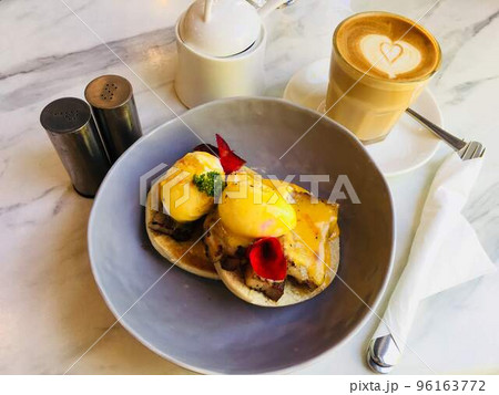 カフェのエッグベネディクト 96163772