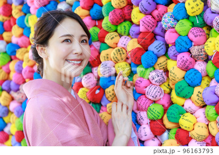 京都観光をする着物姿の女性 96163793