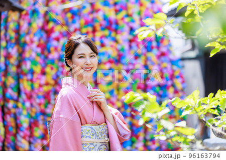京都観光をする着物姿の女性 96163794