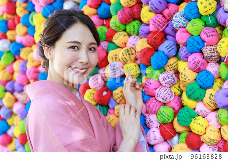 京都観光をする着物姿の女性 京都観光をする着物姿の女性 96163828