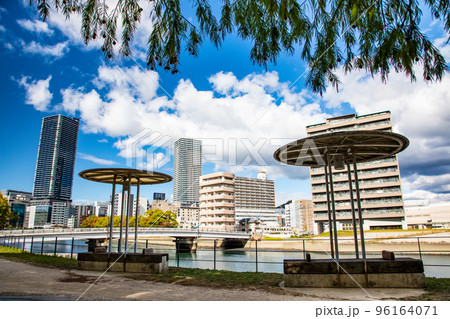 段原町の猿猴川緑地から広島駅前のビッグフロントビル方面を展望しています。前方の橋は大正橋です。 段原町の猿猴川緑地から広島駅前のビッグフロントビル方面を展望しています。前方の橋は大正橋です。 96164071