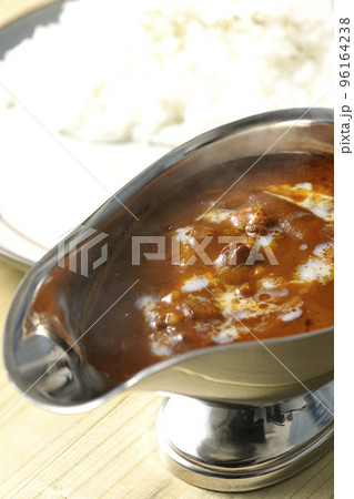 平皿に盛られているライスとカレーポットに入っている熱々ハヤシソース 96164238