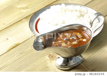 平皿に盛られているライスとカレーポットに入っている熱々ハヤシソース 96164244