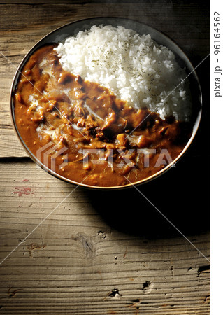 波々とソースが入っている熱々ハヤシライスを俯瞰で撮影 96164562