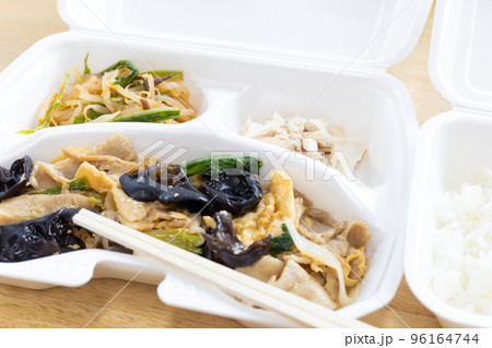 美味しい豚肉とキクラゲの卵炒め 96164744