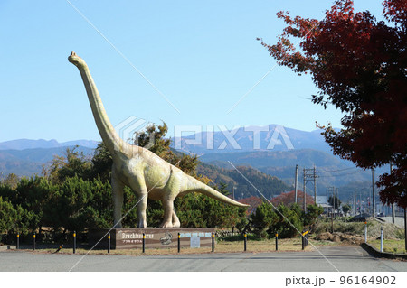 ロードパーキング恐竜街道の風景（福井県 勝山市 恐竜博物館） 96164902