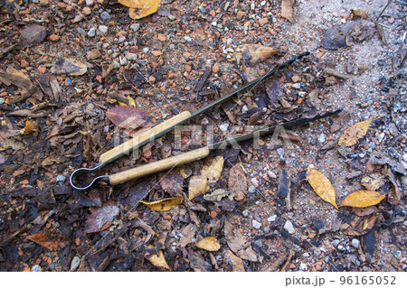 焚き火に使う薪や炭を掴む火ばさみ 焚き火に使う薪や炭を掴む火ばさみ 96165052