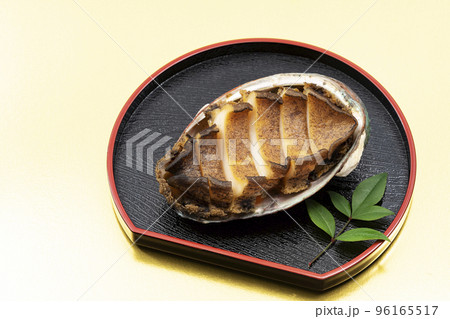 おせち料理その5-2_黒皿に盛った殻付きアワビの酒蒸し_背景金 96165517