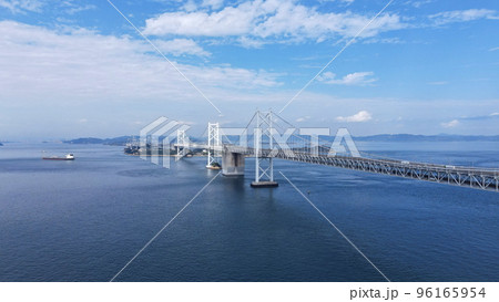 青空と瀬戸大橋全景のドローンによる空撮写真 96165954
