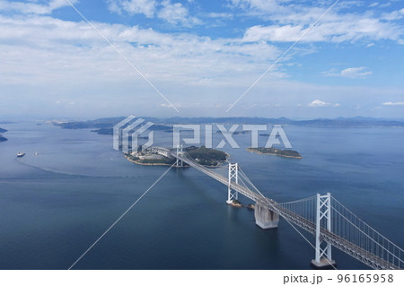 青空と瀬戸大橋全景のドローンによる空撮写真 青空と瀬戸大橋全景のドローンによる空撮写真 96165958