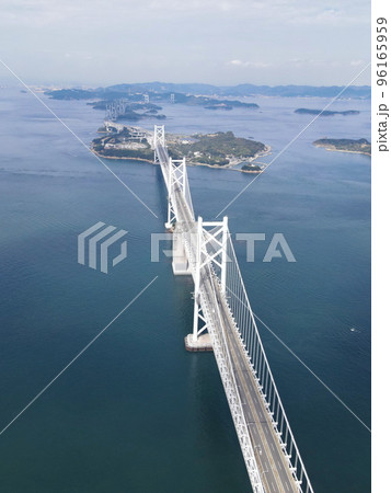 青空と瀬戸大橋全景のドローンによる空撮写真 青空と瀬戸大橋全景のドローンによる空撮写真 96165959