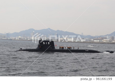 神戸港沖合を航走する海上自衛隊の潜水艦たいげい 96166199
