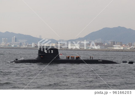 神戸港沖合を浮上して航走する海上自衛隊の潜水艦たいげい 神戸港沖合を浮上して航走する海上自衛隊の潜水艦たいげい 96166203