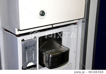 寝台特急の車内にあった飲料水と紙コップ 96166568