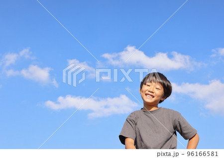 青空と男の子 青空と男の子 96166581