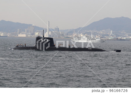 クルーズ客船コンチェルトの見送りを受ける海上自衛隊の潜水艦たいげい クルーズ客船コンチェルトの見送りを受ける海上自衛隊の潜水艦たいげい 96166726