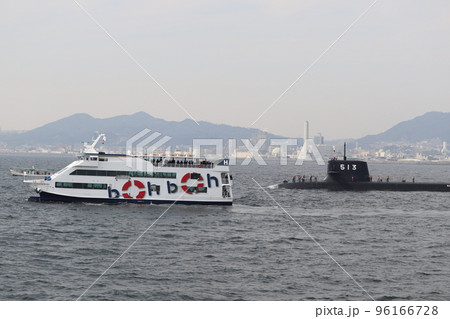 神戸港の遊覧船と海上自衛隊の潜水艦たいげい 神戸港の遊覧船と海上自衛隊の潜水艦たいげい 96166728