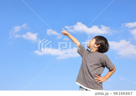 青空と男の子 96166867