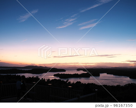 三重県志摩市大王町ともやま公園の桐垣展望台ウッドデッキからの夕景 96167350