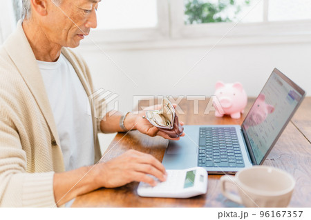 貯金 貯金箱 がまぐち財布 人物 男性 貯金 貯金箱 がまぐち財布 人物 男性 96167357