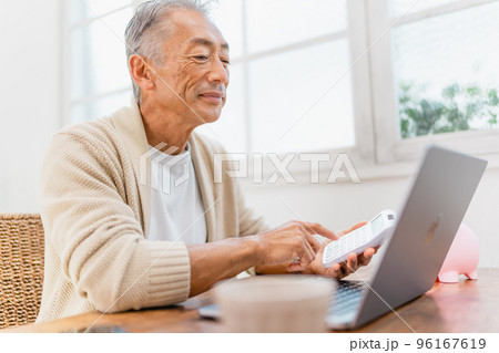 貯金　貯蓄　貯金箱　考える男性 96167619