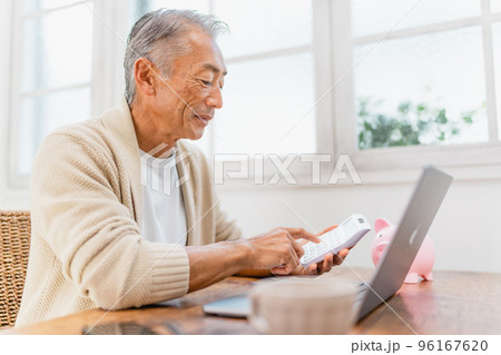 貯金　貯蓄　貯金箱　考える男性 96167620