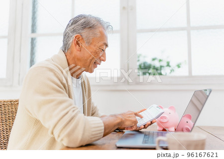 貯金　貯蓄　貯金箱　考える男性 96167621