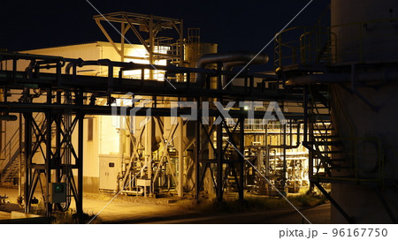 兵庫県尼崎市の工場夜景、関西熱化学尼崎事業所の複雑な配管のアップ写真 96167750