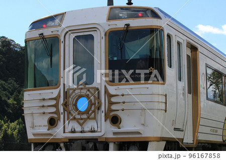 観光列車が営業運転中、沿線のコスモス畑の傍を徐行運転しています。 96167858